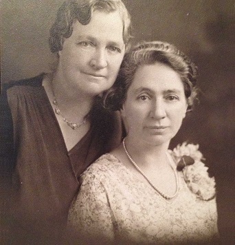 Photo of Mae
                       with her twin sister Mabel.