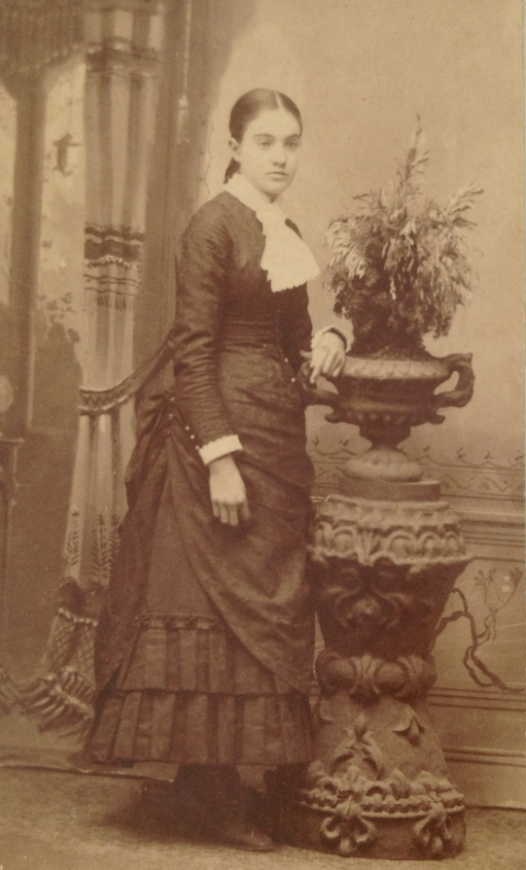Photo of Anna as a young woman